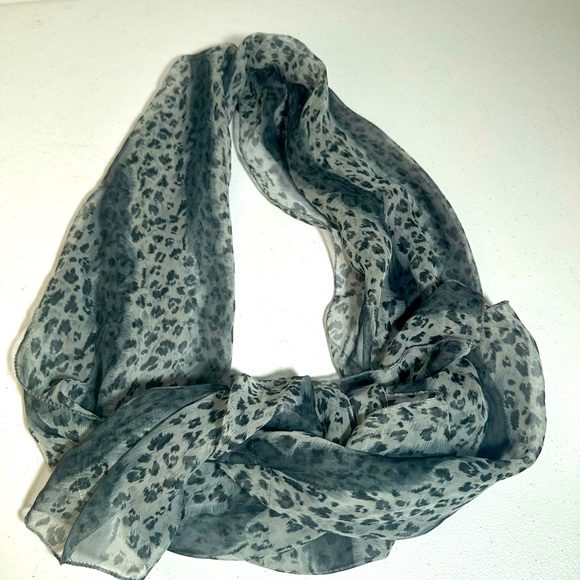 Leopard Print Gray Scarf - Picture 1 of 2